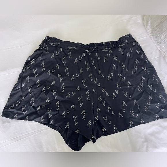 2xl black with white detail - elastic waist shorts - Ava and Viv - Picture 2 of 4